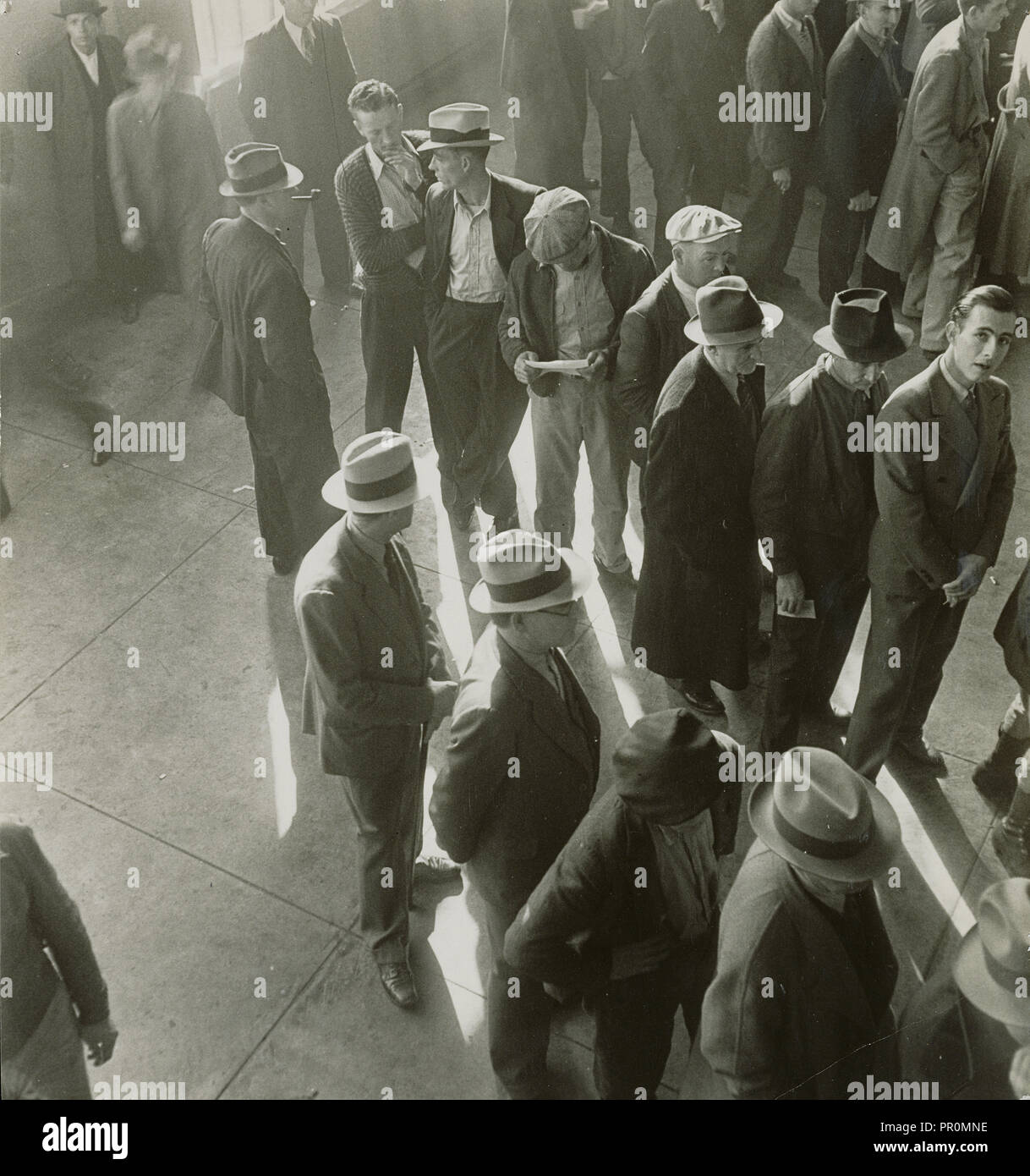 Primi giorni di sussidi di disoccupazione in California: In attesa di file precedenti; Dorothea Lange, americano, 1895 - 1965, Gennaio Foto Stock