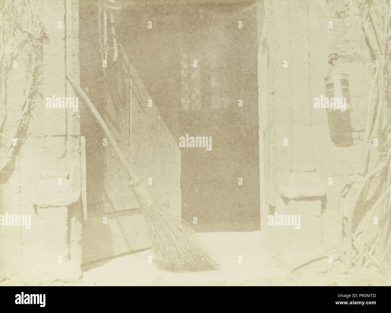 La porta aperta; William Henry Fox Talbot, inglese, 1800 - 1877, Reading, in Inghilterra; Aprile 1, 1844; salati stampa carta; 14,2 × 19,1 Foto Stock