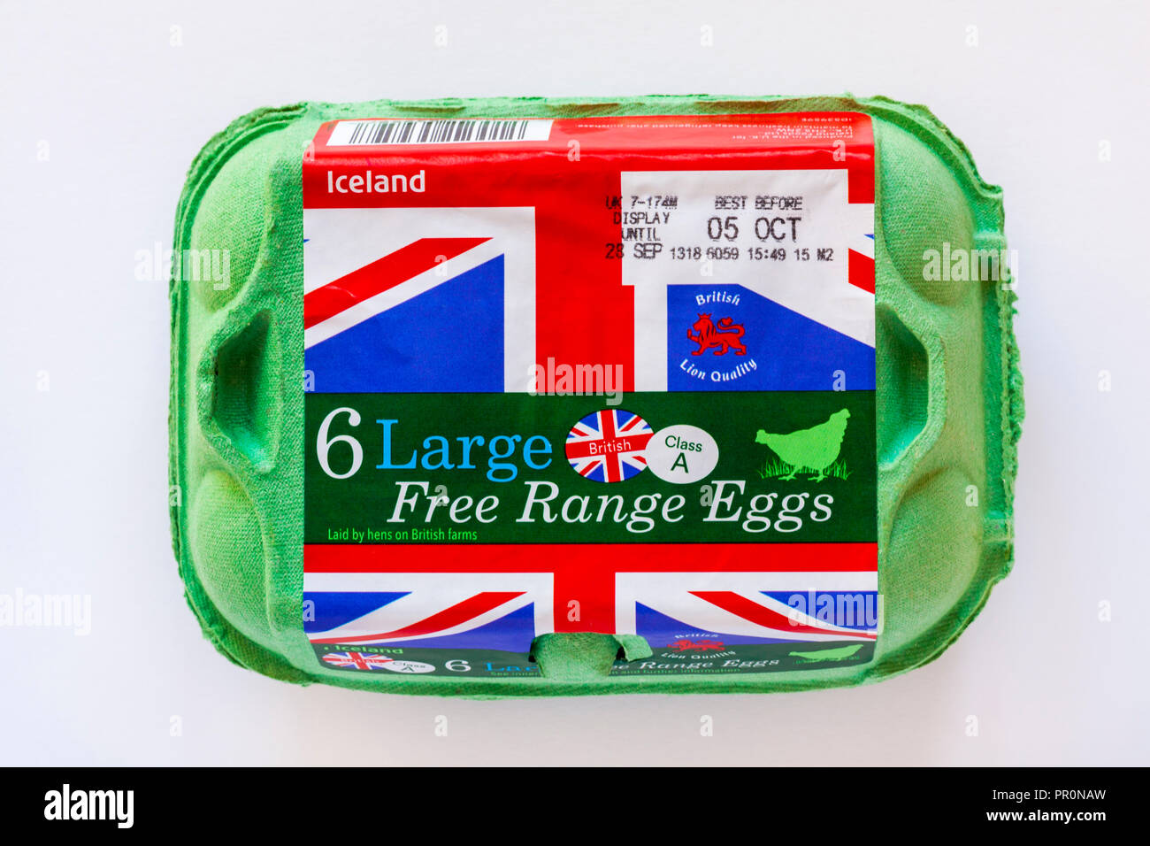 Cartone di Islanda 6 grandi Free Range uova deposte da galline su British fattorie isolate su sfondo bianco Foto Stock