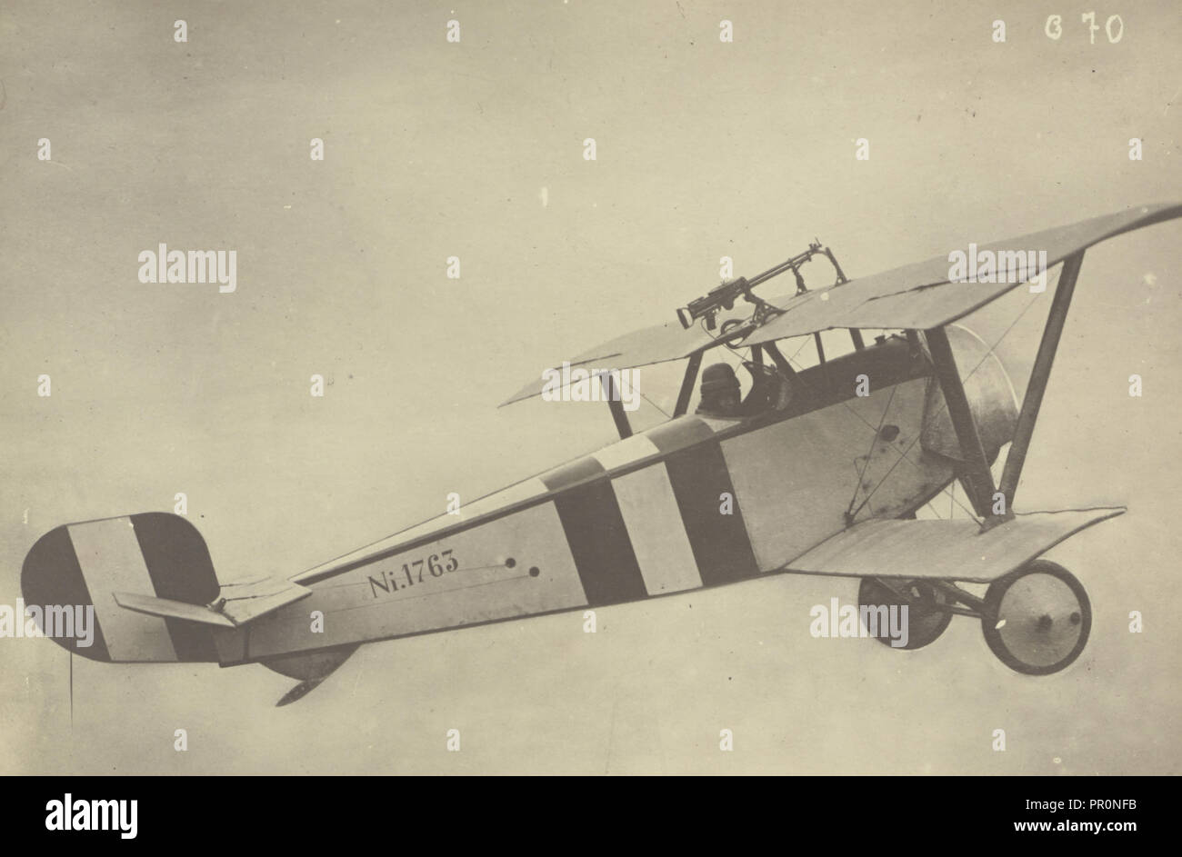 Profilo di un flying Nieuport 17, aereo, Fédèle Azari, Italiano, 1895 - 1930, Italia; circa 1916 - 1918; gelatina silver stampa Foto Stock