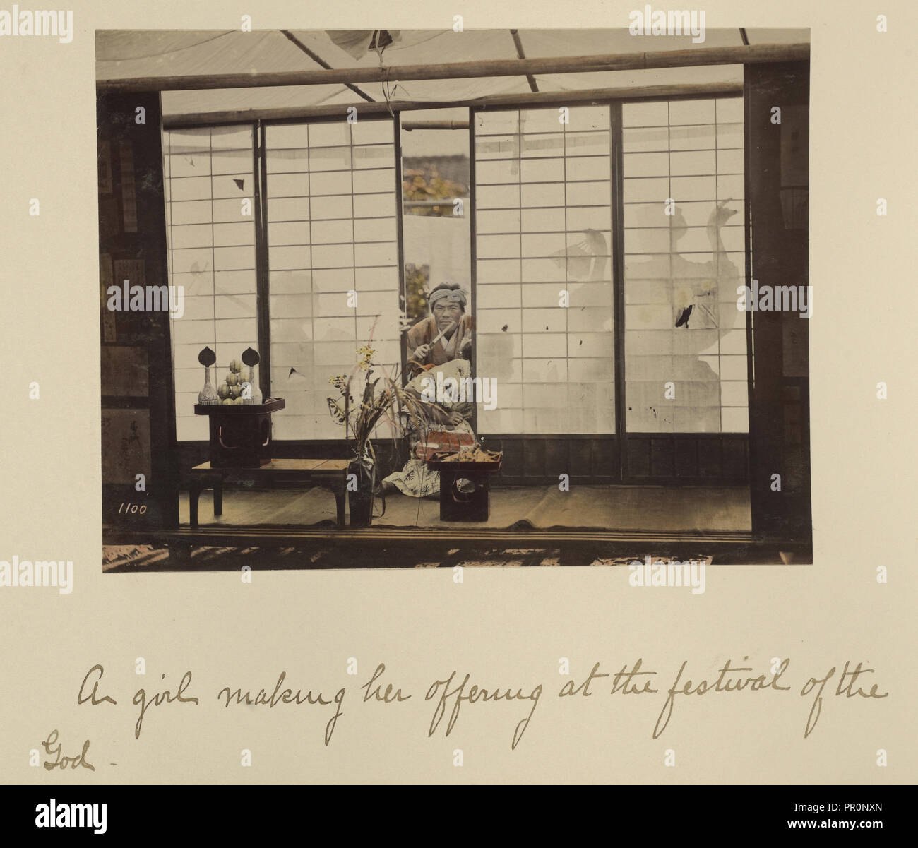 Una ragazza rendendo la sua offerta al festival del dio; Shinichi Suzuki, Giapponese, 1835 - 1919, Giappone; circa 1873 - 1883 Foto Stock