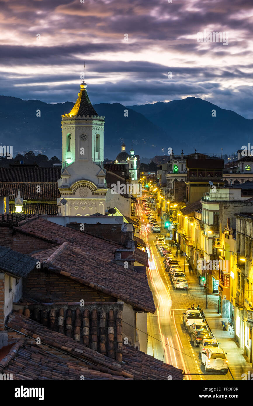 Vista sul tetto di Cuenca - ECUADOR durante il tramonto Foto Stock