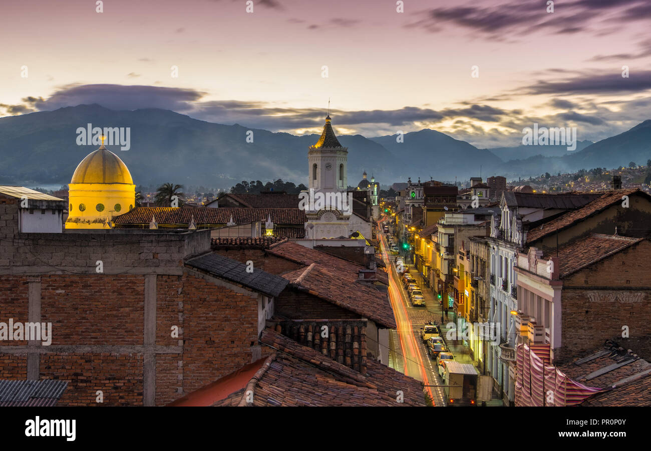 Vista sul tetto di Cuenca - ECUADOR durante il tramonto Foto Stock