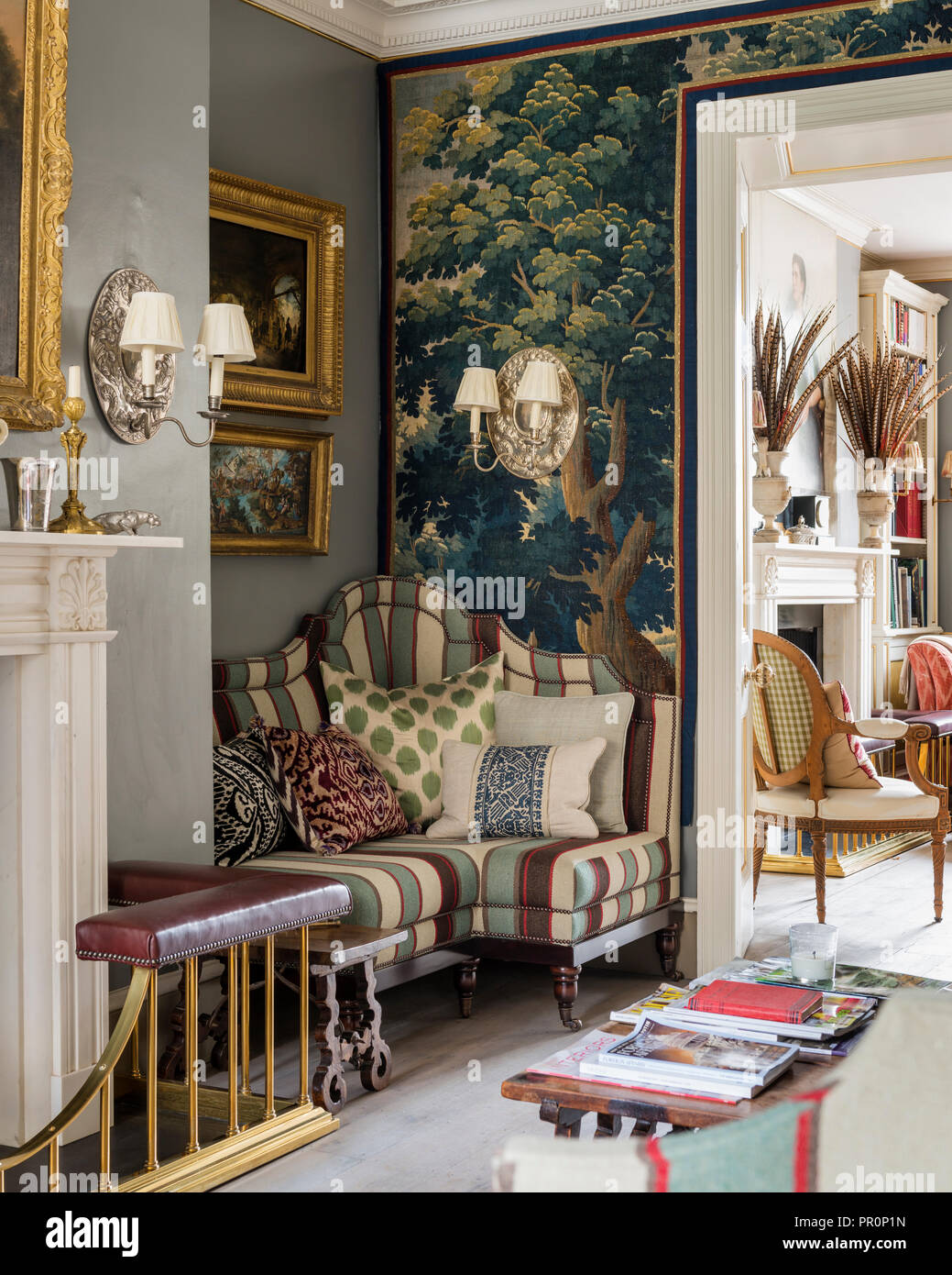 Xix secolo verdure arazzo pannelli e panca ad angolo imbottiti con Andrew Martin stripe Foto Stock
