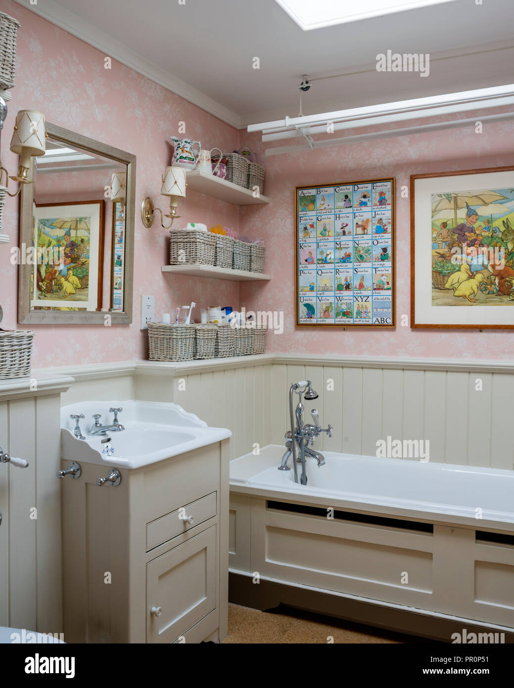 Illustrazione incorniciata sopra bagno con ceste su scaffali e specchio quadrato Foto Stock