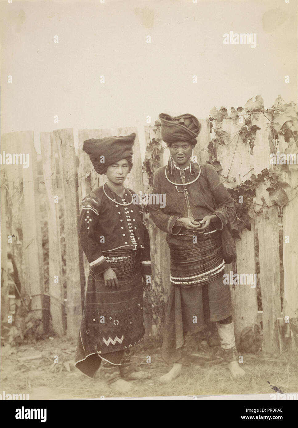 Donne Kachin; Felice Beato, 1832 - 1909, Birmania; circa 1889; albume silver stampa Foto Stock