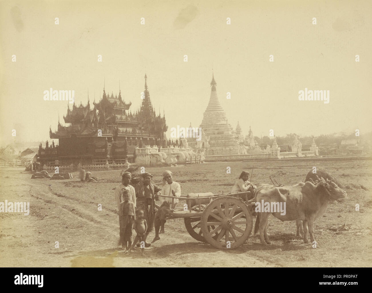 Pagoda e Kyaung costruito dal capitano del re Thibaw Min la guardia del corpo; Felice Beato, 1832 - 1909, Birmania Foto Stock