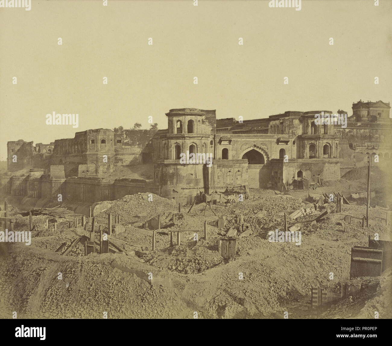 Macchi Bhawan; Felice Beato, 1832 - 1909, Lucknow, Uttar Pradesh, India; Marzo - Aprile 1858; albume d'uovo Foto Stock