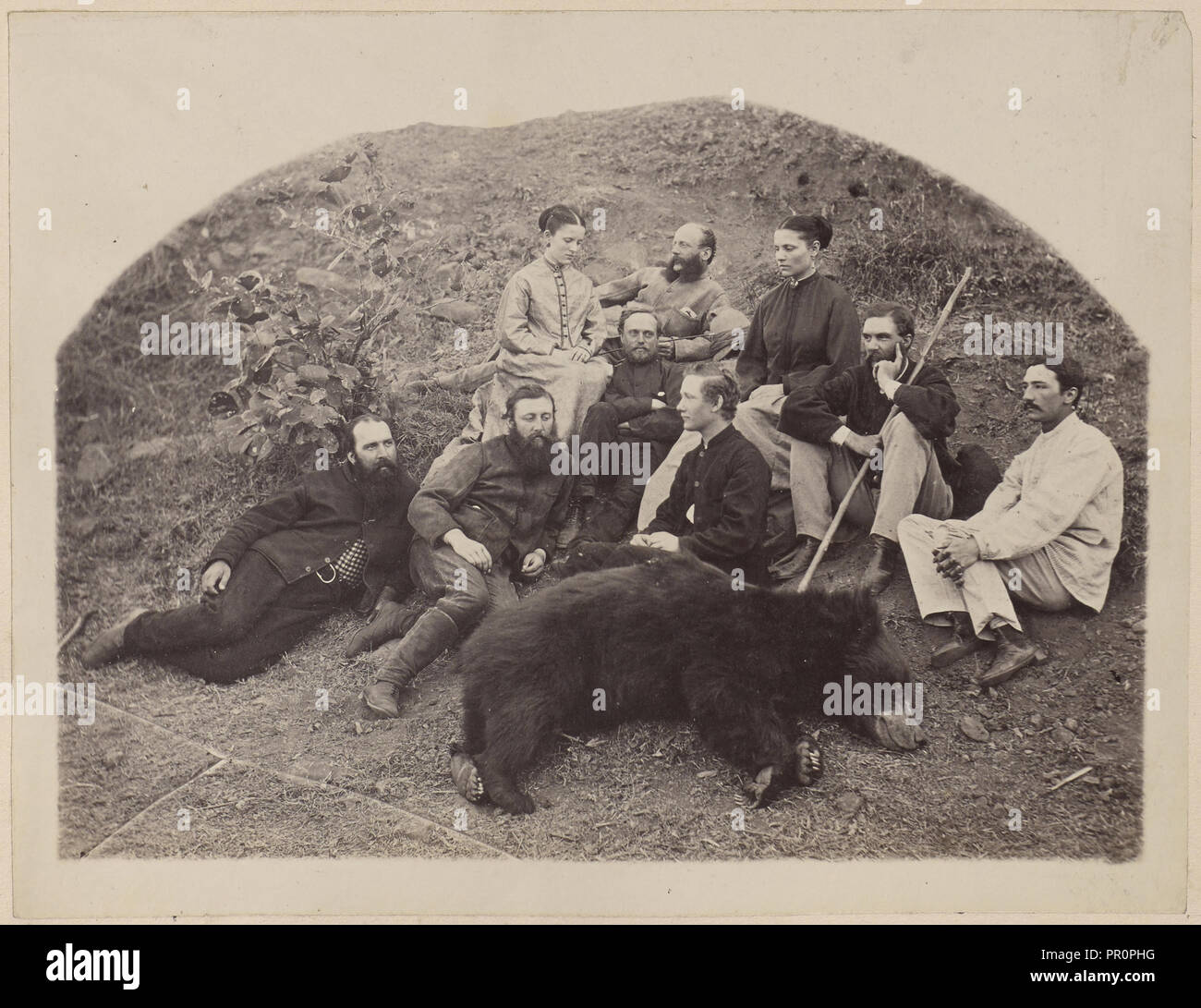 Ritratto di gruppo di europei con orso morto; India; circa 1881; albume silver stampa Foto Stock