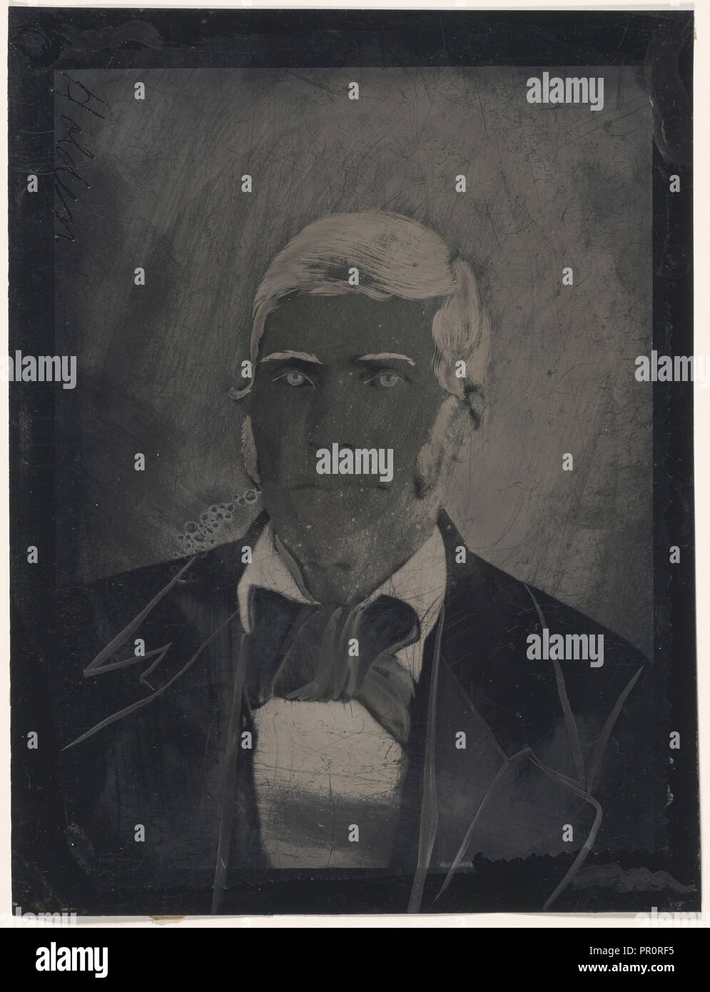 Ritratto di uomo con grandi bow tie; Stati Uniti; 1860 - 1880; colorate a mano tintype; foglio: 21,9 x 16,6 cm, 8 5,8 x 6 9,16 in Foto Stock