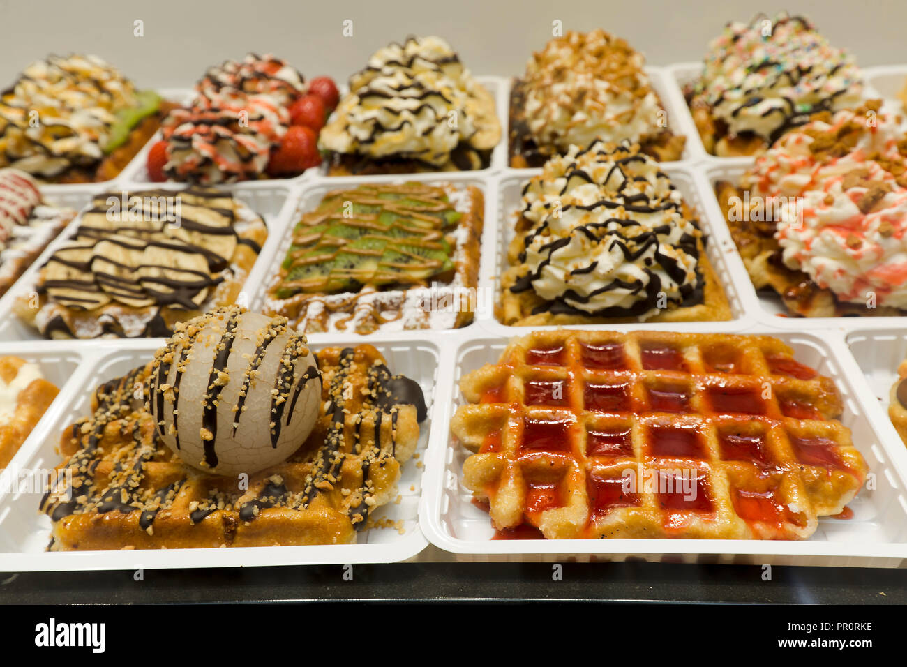 Caramelle in una vetrina di una pasticceria di Bruxelles in Belgio Foto Stock