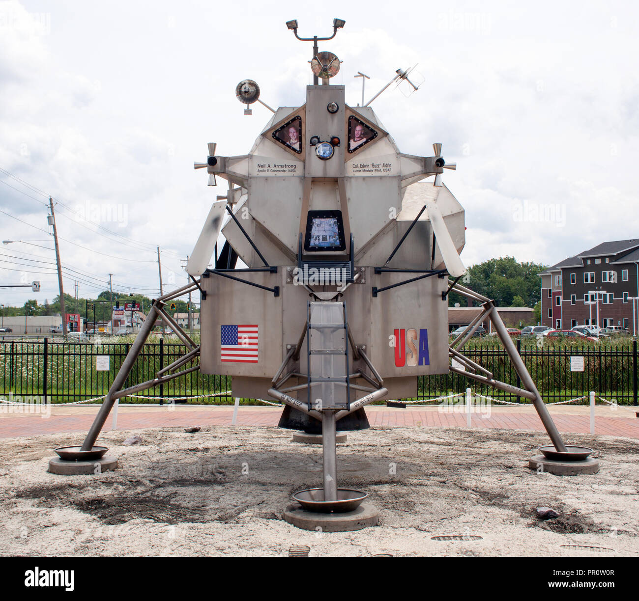 Il primo monumento al volo di Neil Armstrong a Warren, Ohio, rende omaggio al viaggio storico dell'astronauta con una dinamica scultura in bronzo. Foto Stock