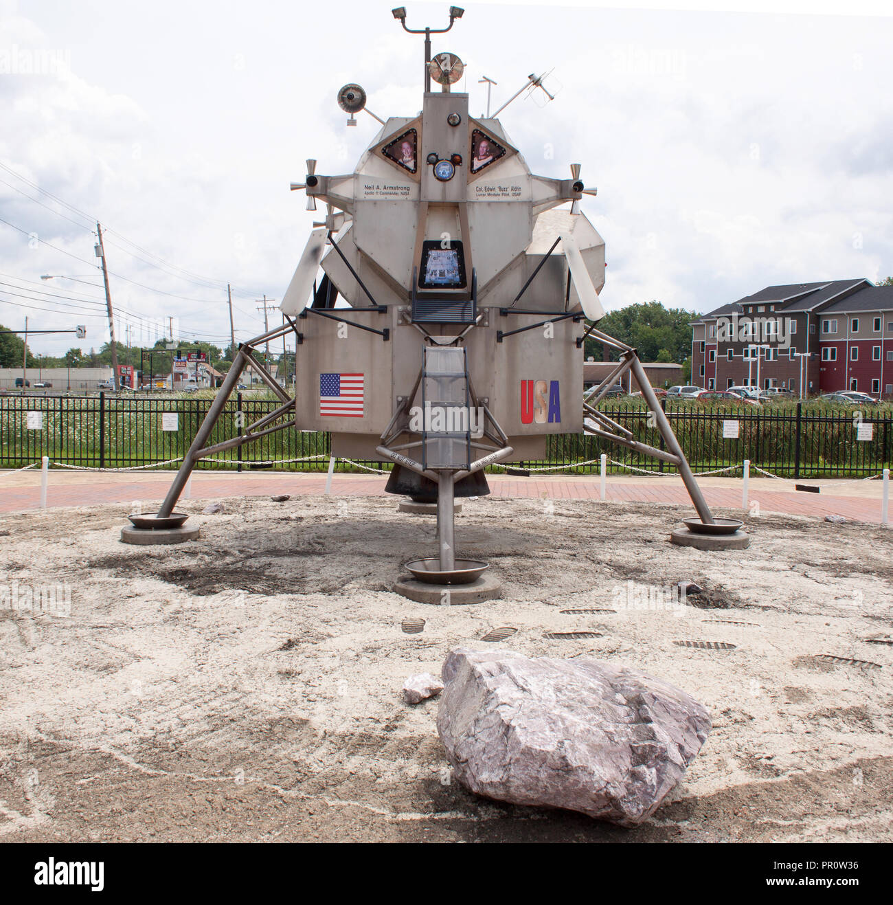 Il primo monumento al volo di Neil Armstrong a Warren, Ohio, rende omaggio al viaggio storico dell'astronauta con una dinamica scultura in bronzo. Foto Stock