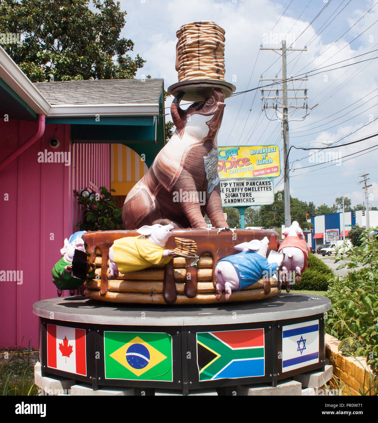 "Pancakes and Pigs Sculpture of Goodness" al ristorante Sugar n' Spice di Cincinnati, Ohio, che celebra il patrimonio culturale della città di "Porkopolis" Foto Stock