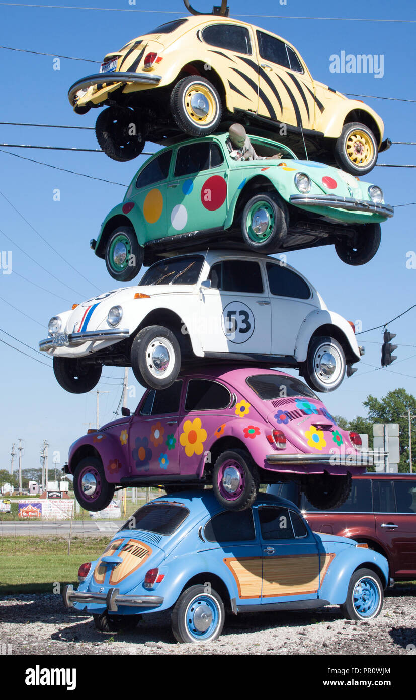 Pila di VW bug su un palo in Defiance, Ohio Foto Stock