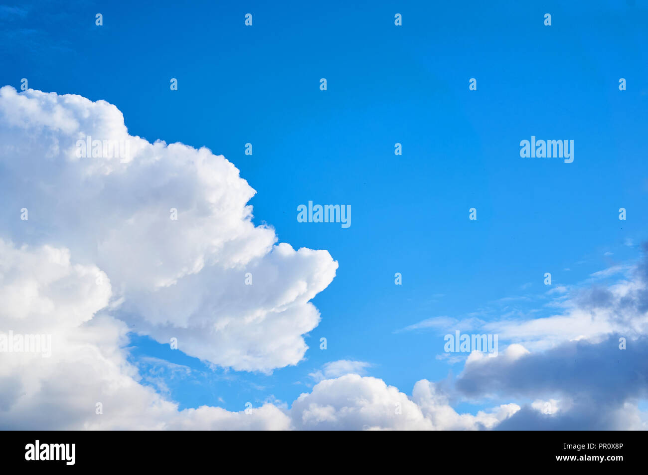 Bellissimo cielo blu con nuvole in vello. Abstract background. Foto Stock