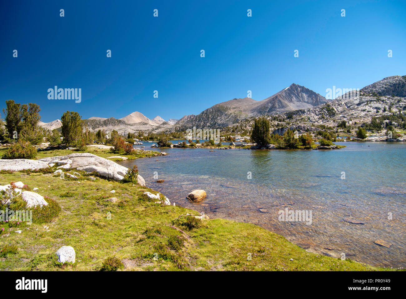 La vista lungo il John Muir Trail a Marie lago; John Muir Wilderness, Sierra forestale nazionale, Sierra Nevada, in California, Stati Uniti d'America. Foto Stock