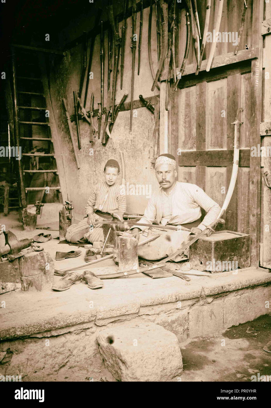 Damasceno spada maker 1900, Damasco acciaio fu l'acciaio forgiato che compongono le lame di spade smithed in Medio Oriente Foto Stock
