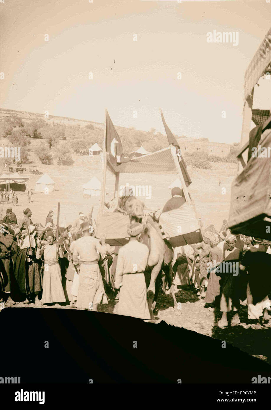 Costumi, caratteri, ecc. Il canto femminile sul cammello al matrimonio. 1904, Israele, Abu Ghaush Foto Stock