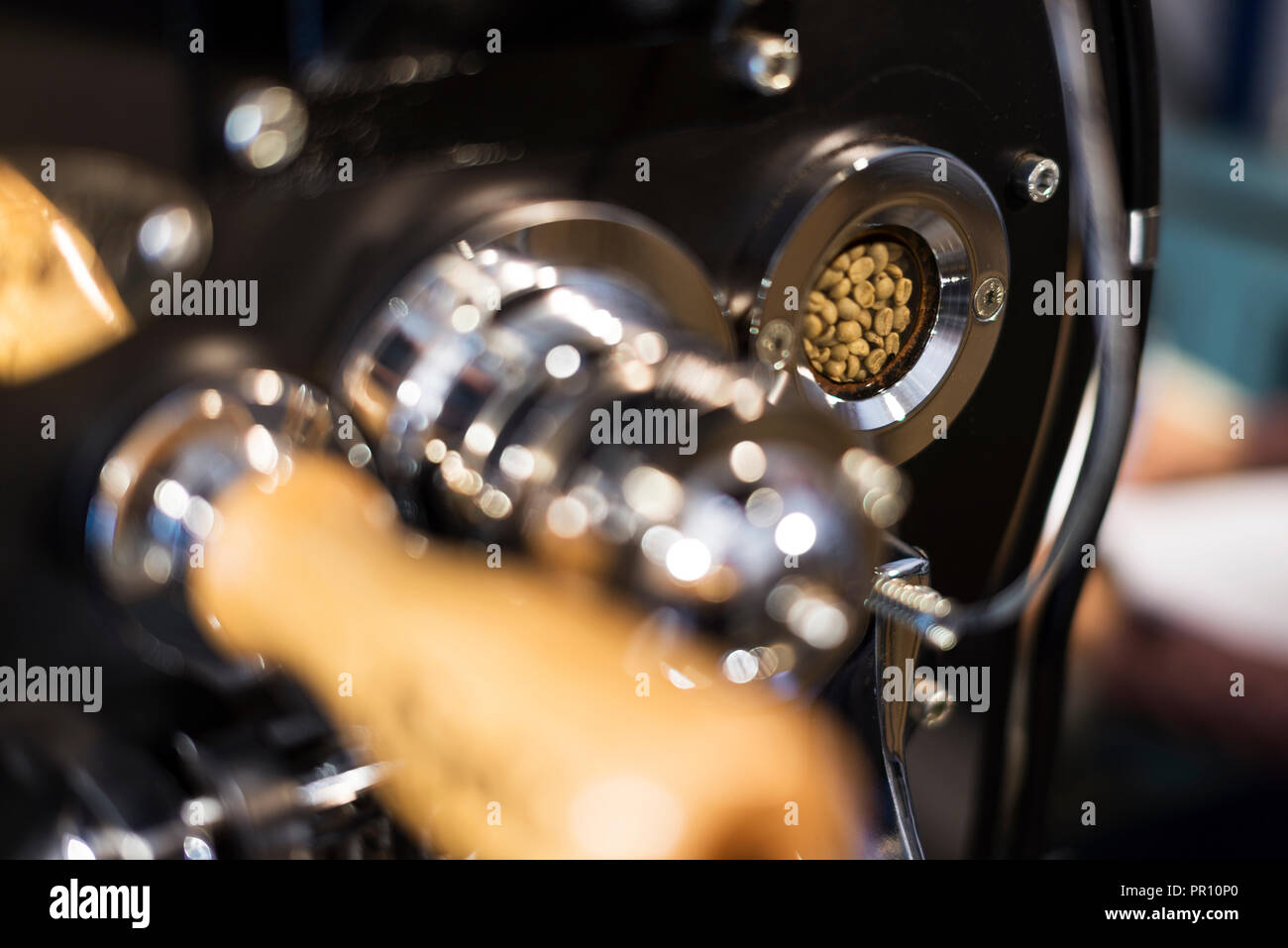 La tostatura del caffè macchina vicino up shot con vedendo i chicchi di caffè. Foto Stock