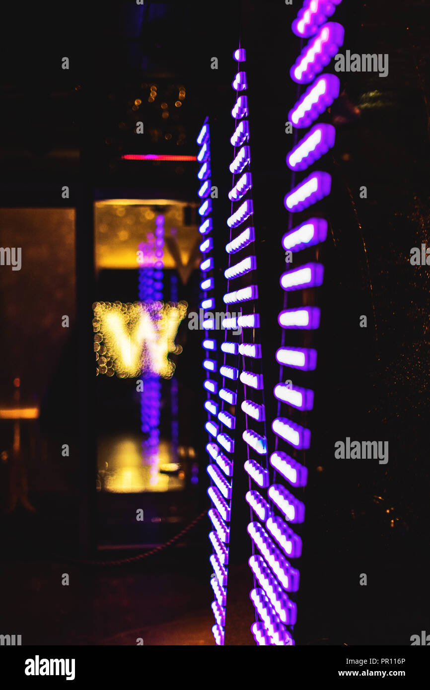 Il logo W all'ingresso del W Hotel in Leicester Square di notte. Londra, Inghilterra. Foto Stock