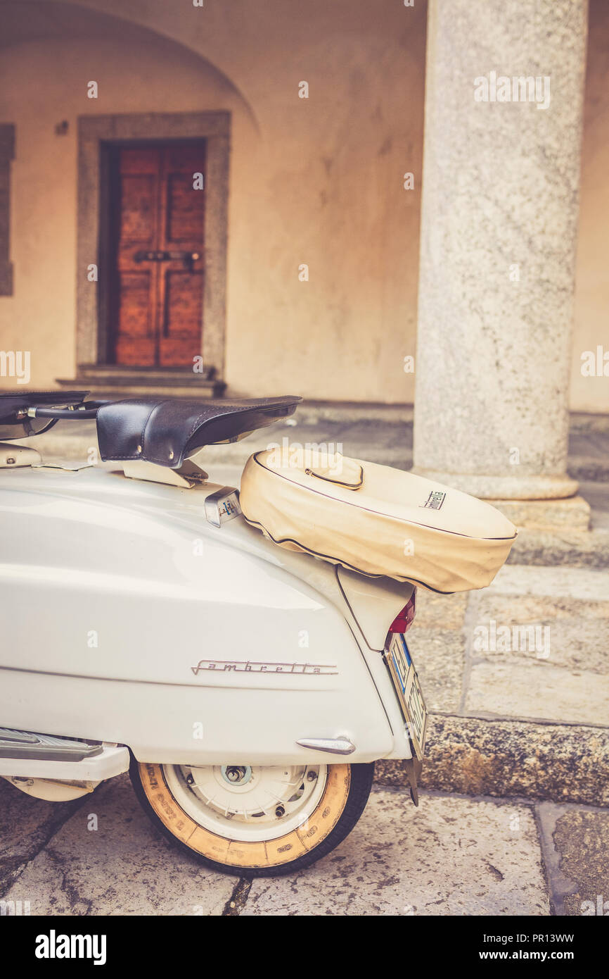 La ruota di scorta e i sedili della mitica Lambretta Innocenti scooter, Morbegno, provincia di Sondrio e della Valtellina, Lombardia, Italia, Europa Foto Stock