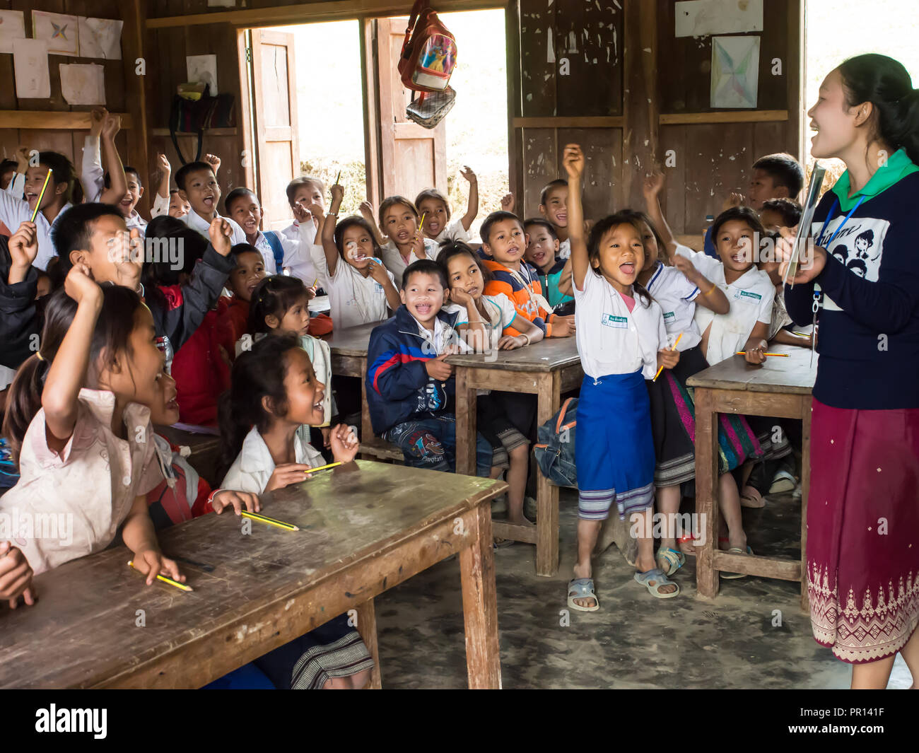 La scuola primaria aula piena di studenti, Houy Mieng village, Laos, Indocina, Asia sud-orientale, Asia Foto Stock