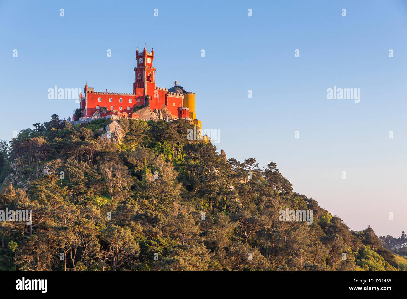La pena Palace, sito Patrimonio Mondiale dell'UNESCO, visto da un belvedere naturale, Sintra Portogallo, Europa Foto Stock
