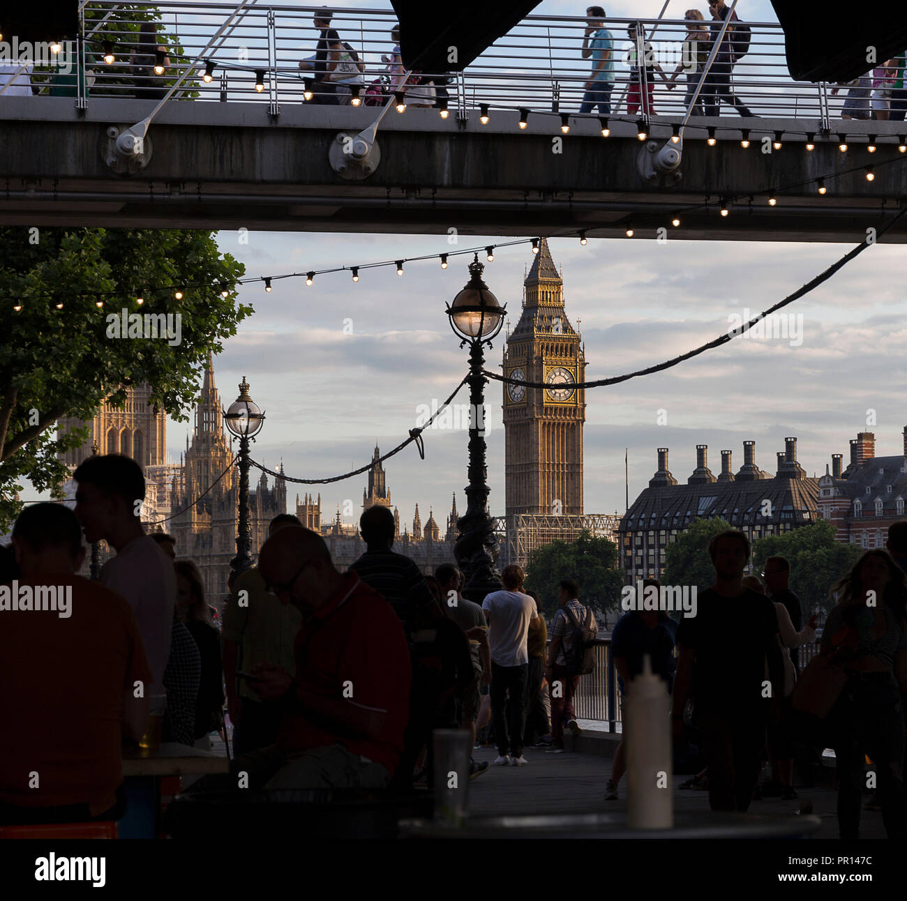 Un occupato Southbank, London, England, Regno Unito, Europa Foto Stock