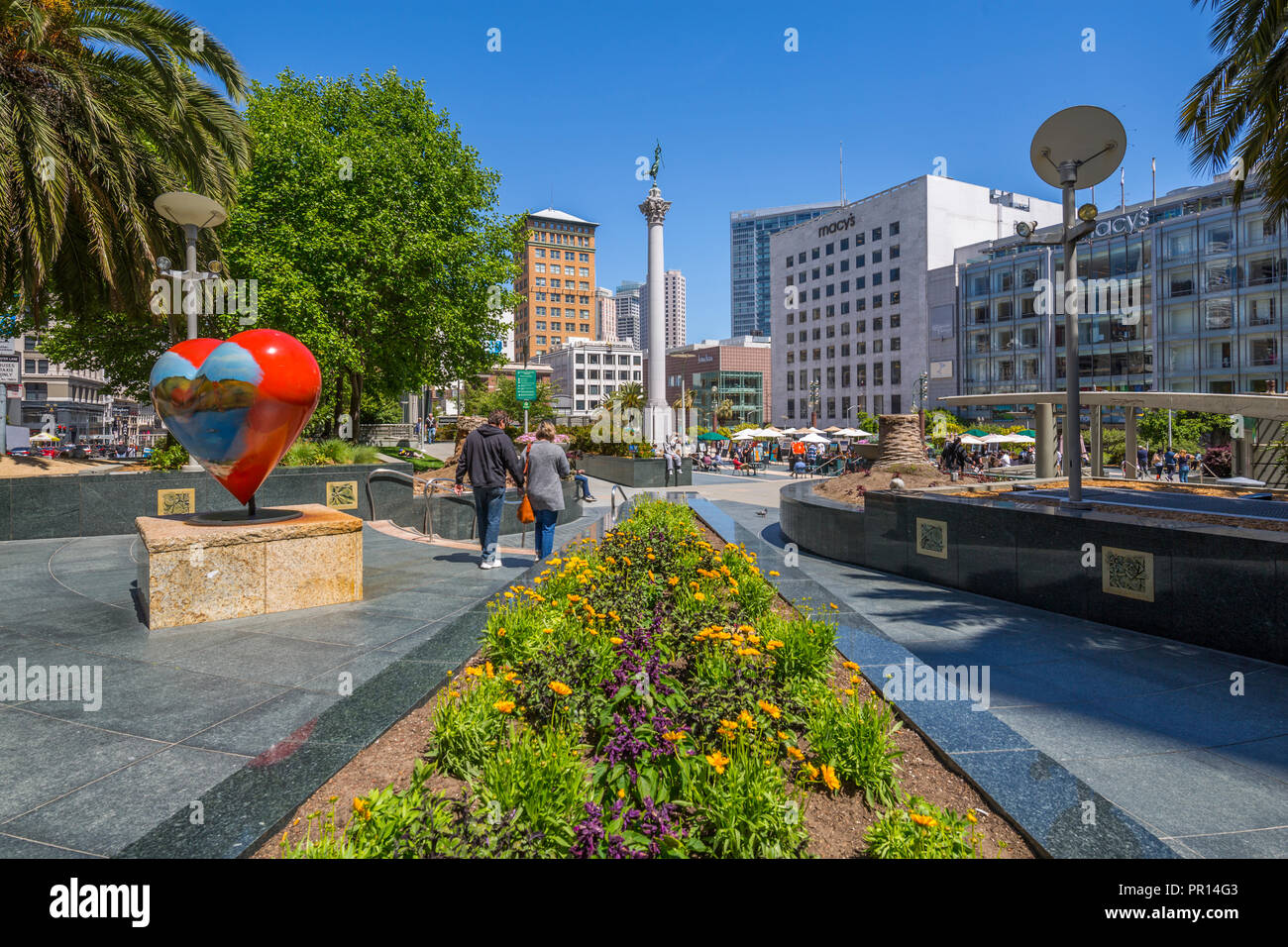 Vista degli edifici e i visitatori in Union Square di San Francisco, California, Stati Uniti d'America, America del Nord Foto Stock