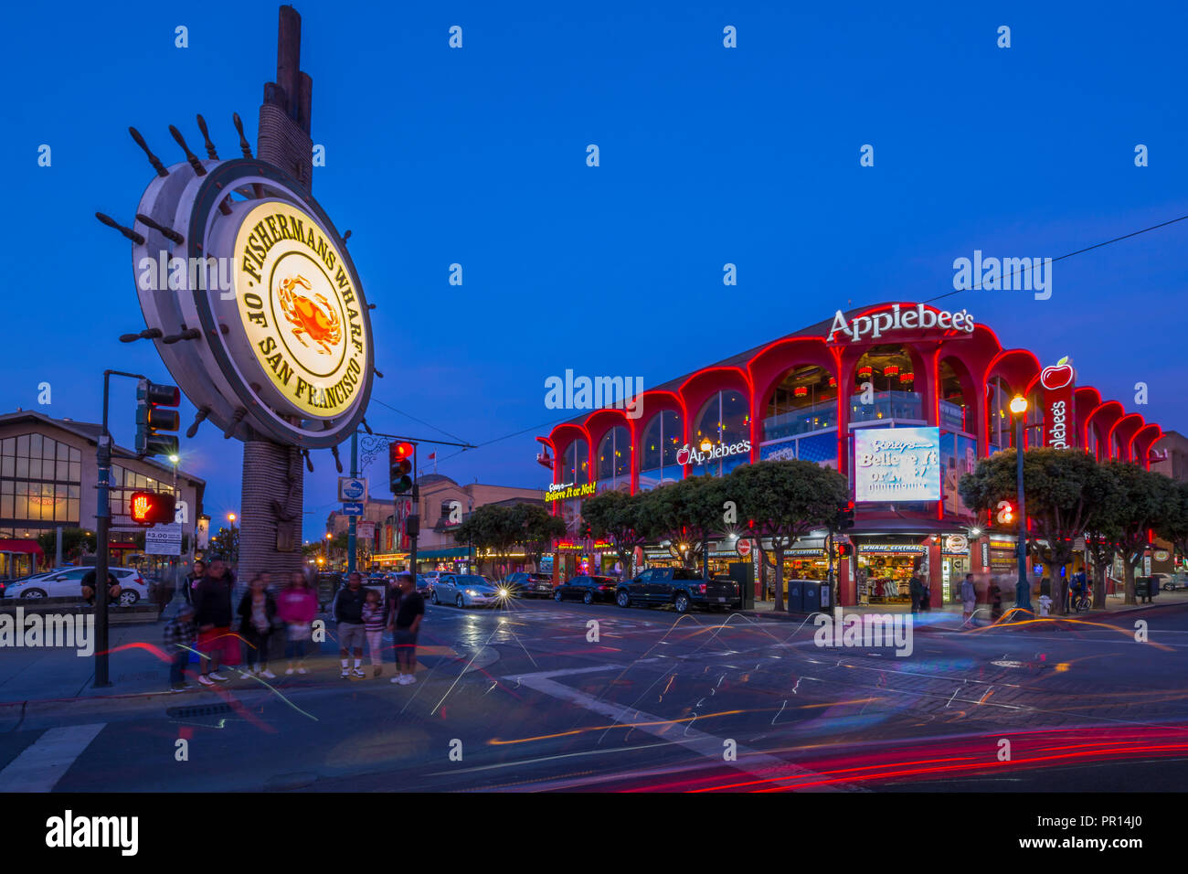 Vista del Fishermans Wharf segno illuminata al crepuscolo, San Francisco, California, Stati Uniti d'America, America del Nord Foto Stock