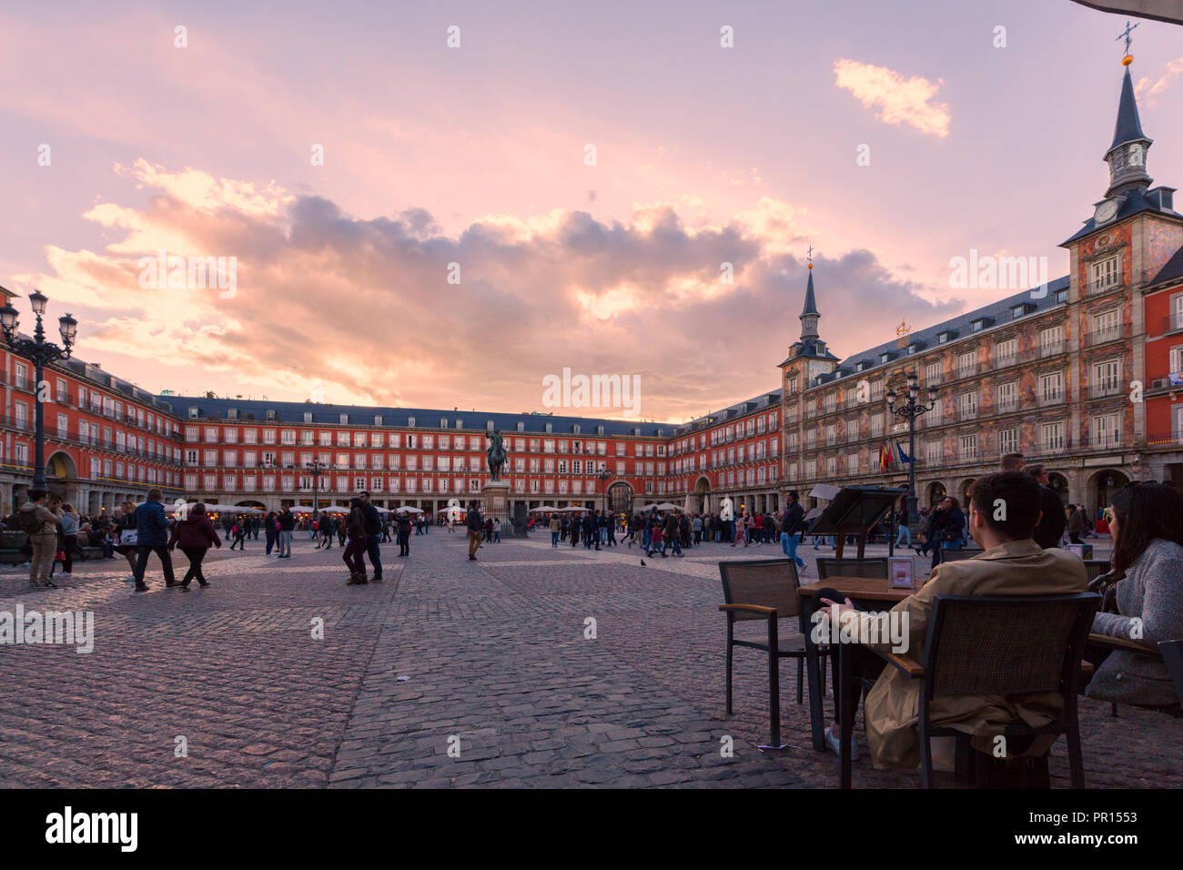 Persone in Plaza Mayor al tramonto, Madrid, Spagna, Europa Foto Stock