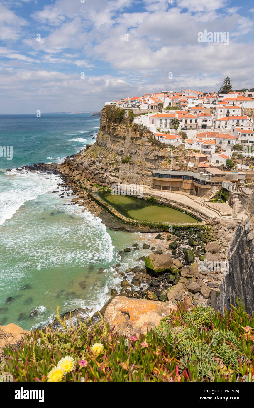 Vista da un belvedere sopra il villaggio, Azenhas do Mar, Comune di Sintra, Portogallo, Europa Foto Stock