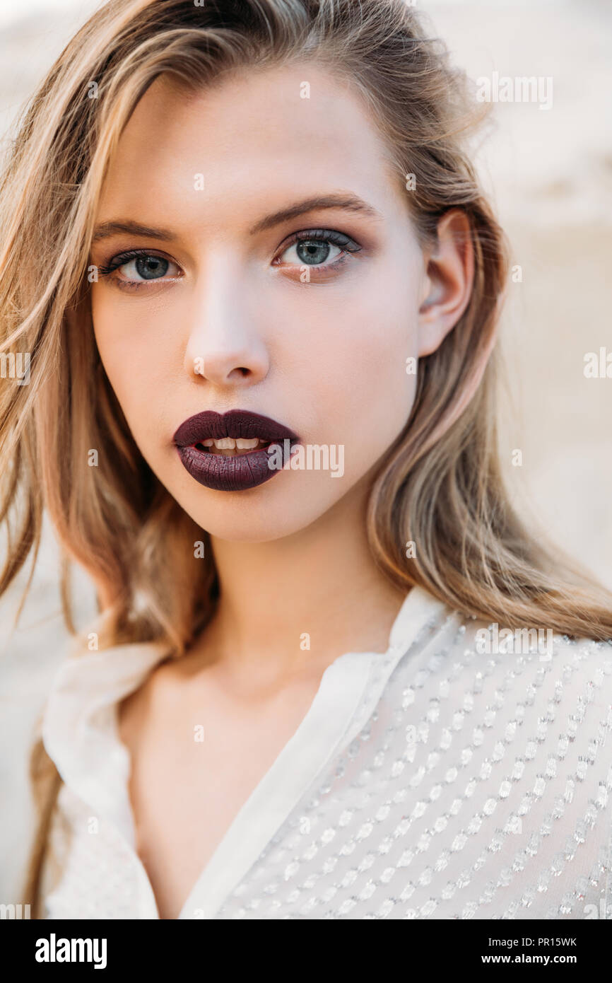 Dark lipstick immagini e fotografie stock ad alta risoluzione - Alamy