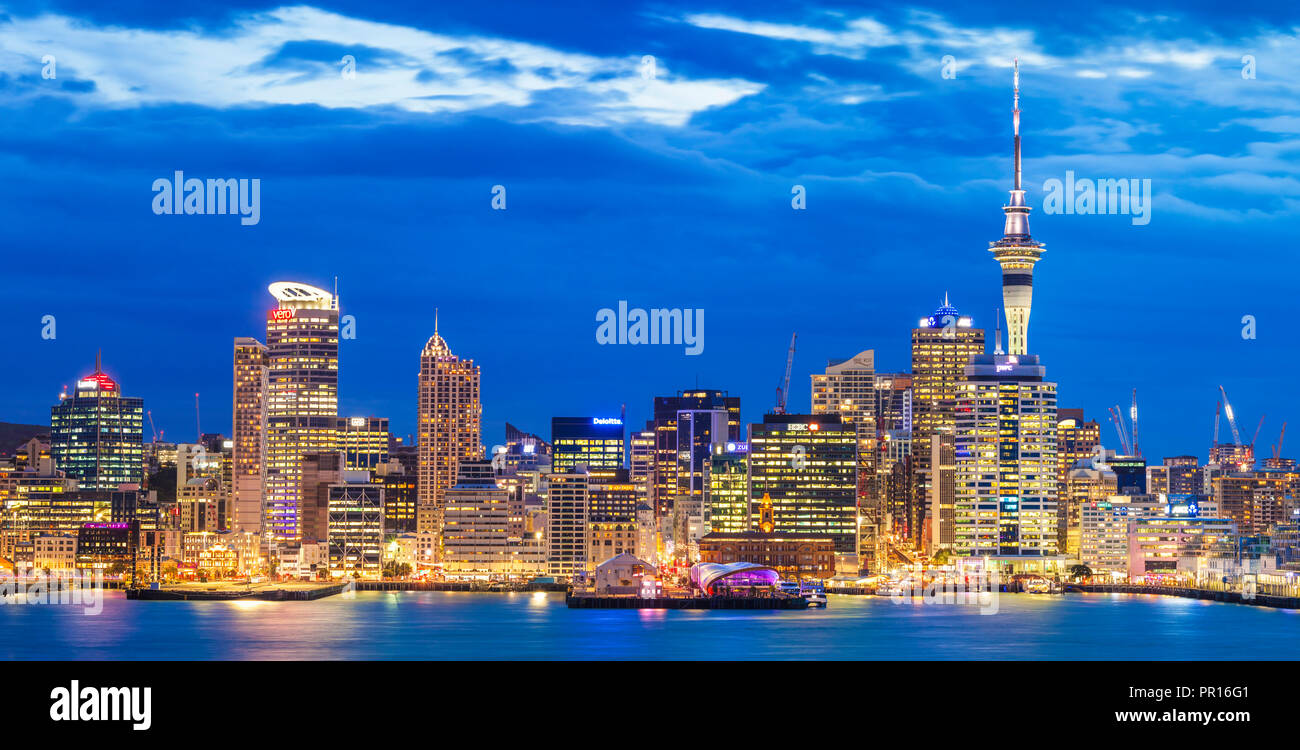 Lo skyline di Auckland, Sky Tower, Waitemata Harbour, CBD, e la zona del molo del lungomare, Auckland, Isola del nord, Nuova Zelanda, Pacific Foto Stock