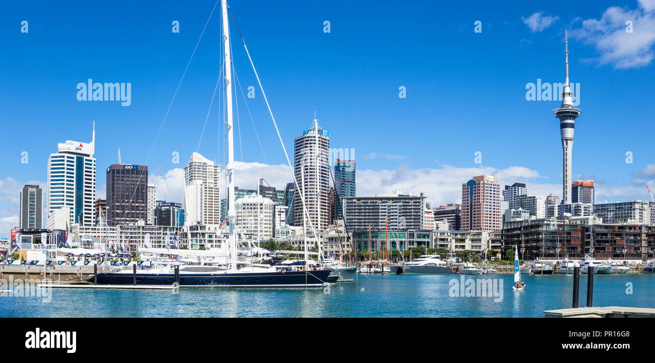 Porto di Viaduct area del litorale e Auckland Marina, lo skyline di Auckland, Sky Tower di Auckland, Isola del nord, Nuova Zelanda, Pacific Foto Stock