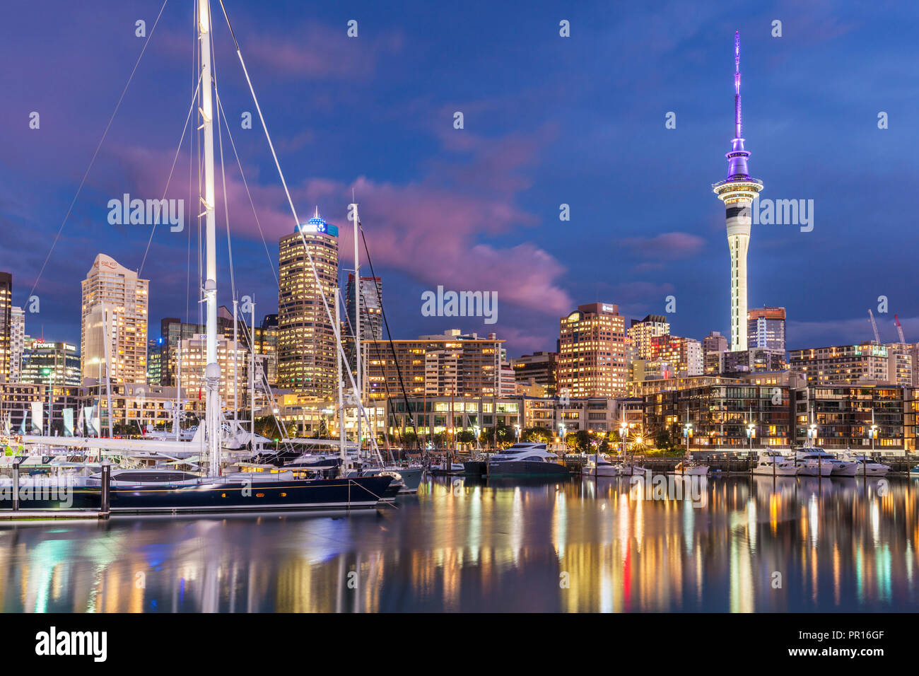 Porto di Viaduct area del litorale e Auckland Marina di notte, lo skyline di Auckland, Sky Tower di Auckland, Isola del nord, Nuova Zelanda, Pacific Foto Stock