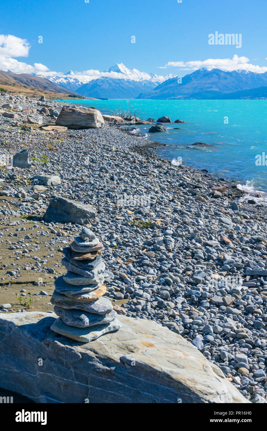 Inukshuk, pila di piccole pietre, riva del lago glaciale del Lago Pukaki, parco nazionale di Mount Cook, UNESCO, Isola del Sud, Nuova Zelanda Foto Stock