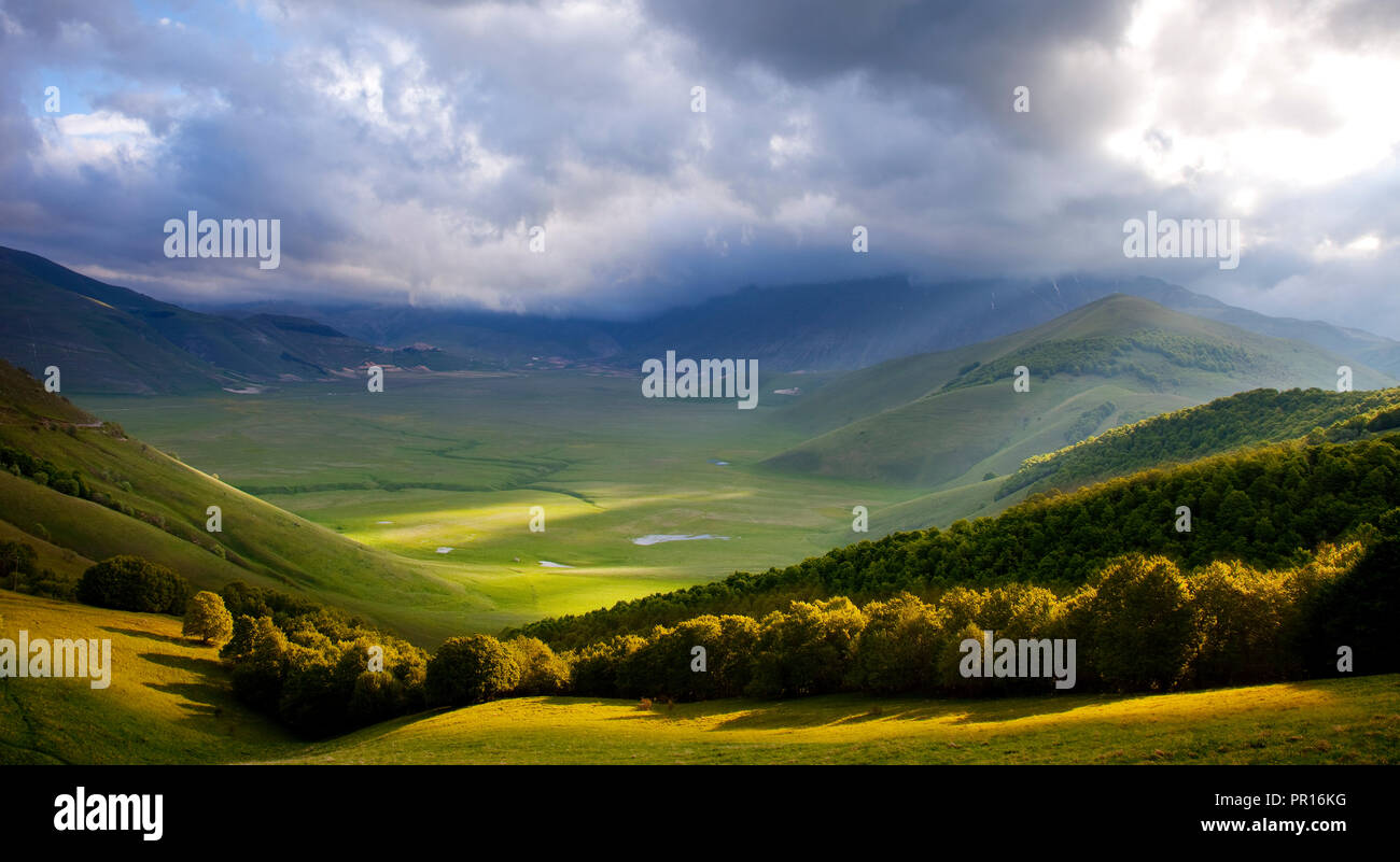 La mattina presto al di sopra del piano Grande, Parco Nazionale dei Monti Sibillini, Umbria Italia Foto Stock