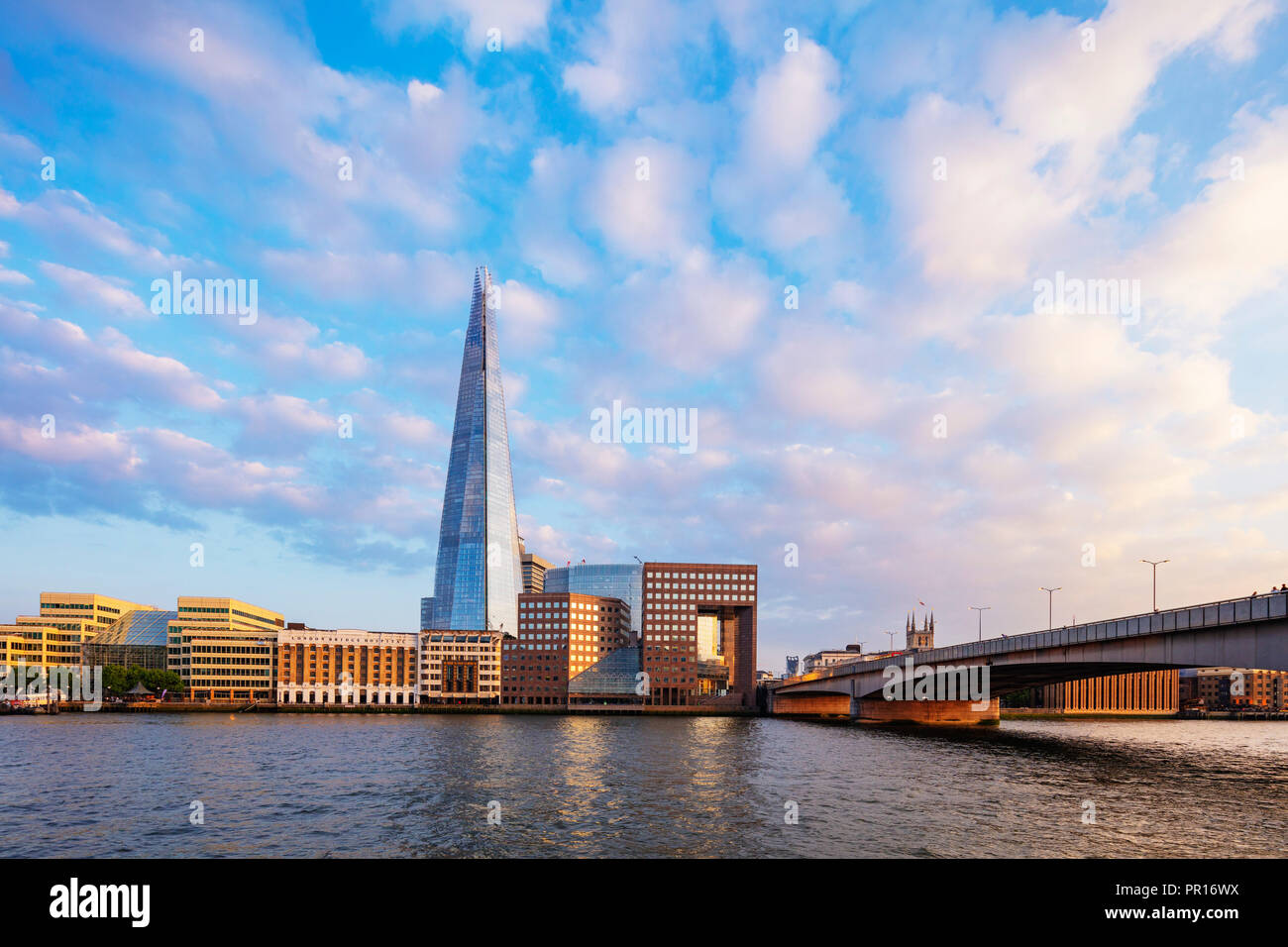 La Shard progettato da Renzo Piano e Howard Kennedy, No 1 London Bridge, fiume Thames, London, England, Regno Unito, Europa Foto Stock