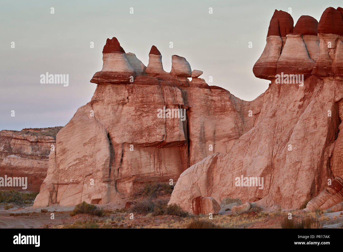 Badlands con strati di colore rosso, Hopi Prenotazione, Arizona, Stati Uniti d'America, America del Nord Foto Stock