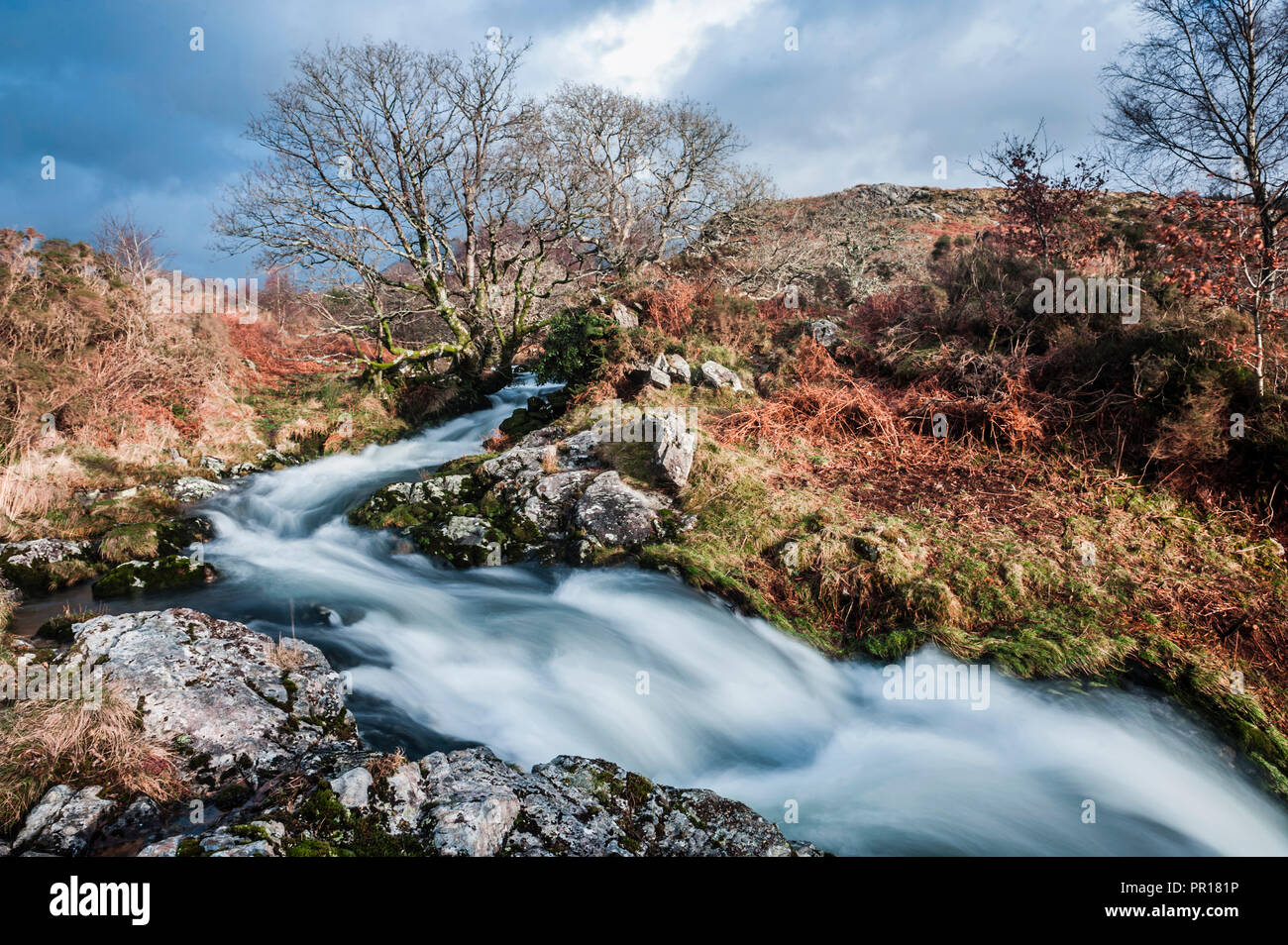 Fiume ai piedi delle colline di Cnicht, Croesor Valley, il Parco Nazionale di Snowdonia, Gwynedd, il Galles del Nord, Wales, Regno Unito, Europa Foto Stock