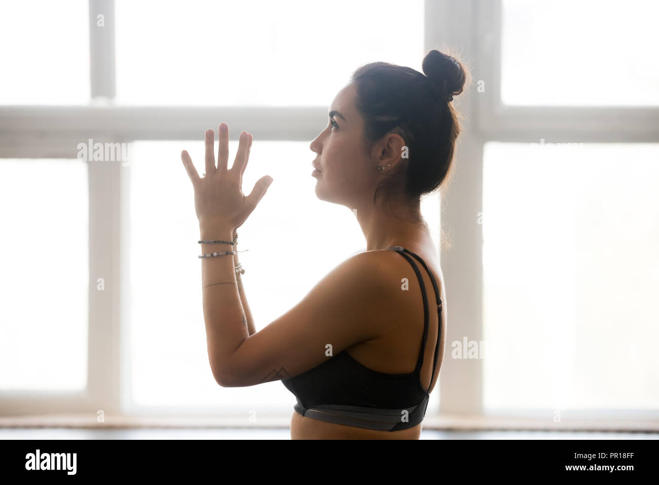 Giovane donna attraente a praticare yoga e meditazione facendo exercis Foto Stock