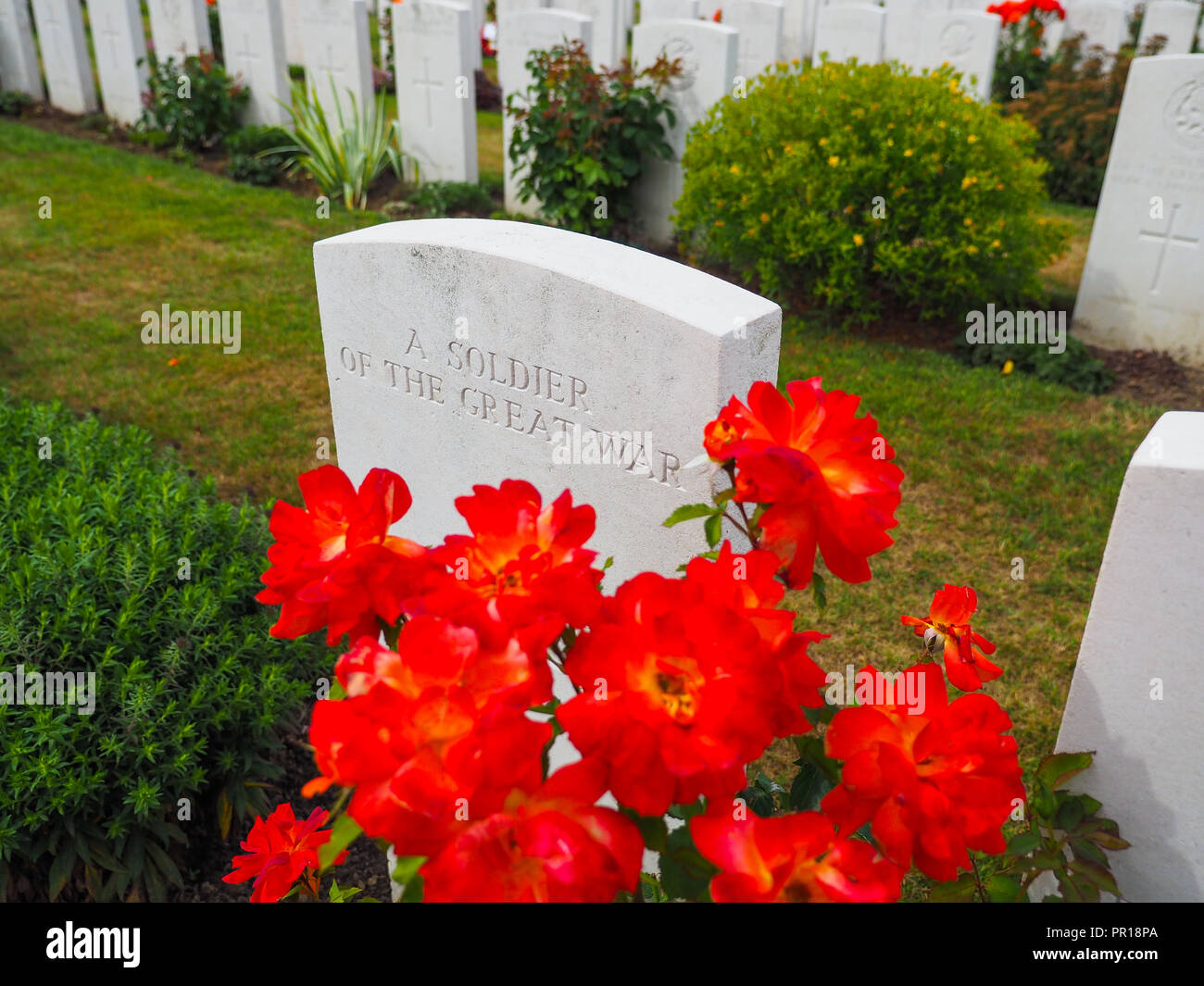 Lapide CWGC che mostra il Kipling epitaffio "un soldato della Grande Guerra note a Dio" Foto Stock