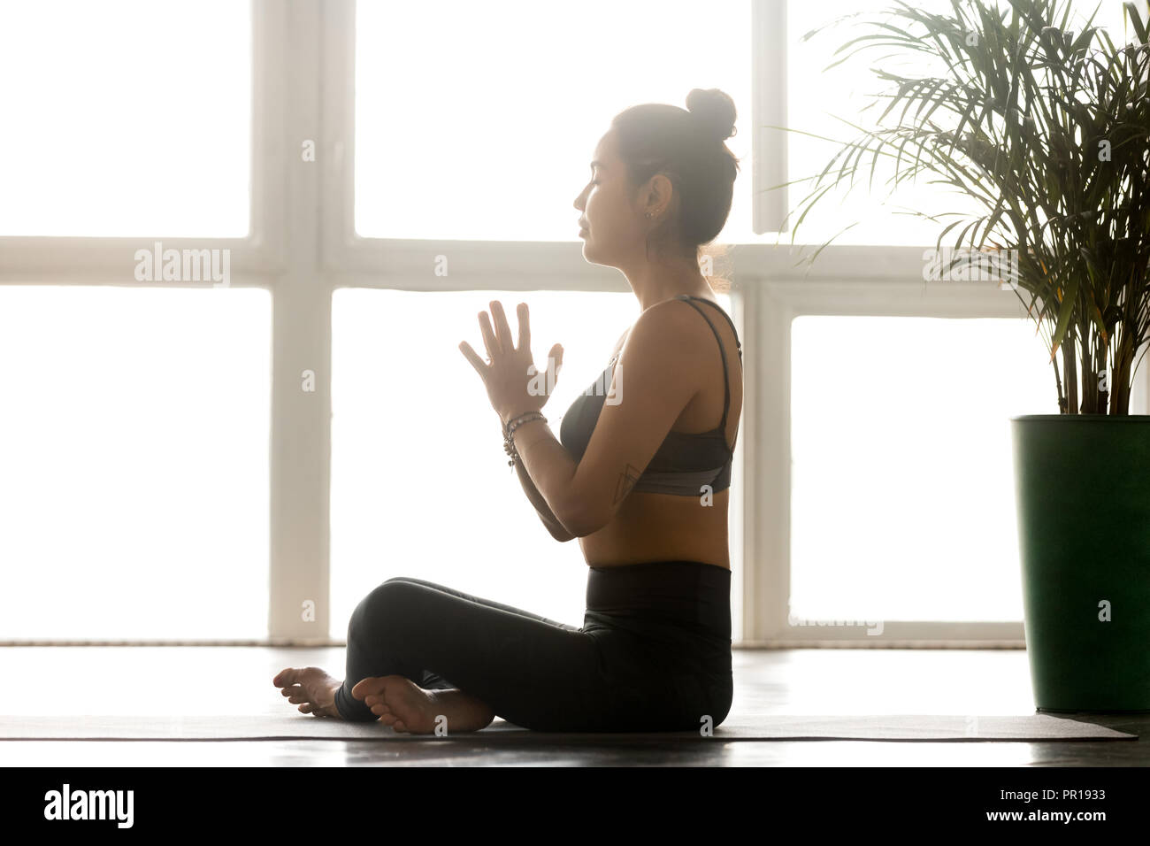 La donna a praticare yoga e facile esercizio di sedile, Sukhasana posano con n Foto Stock