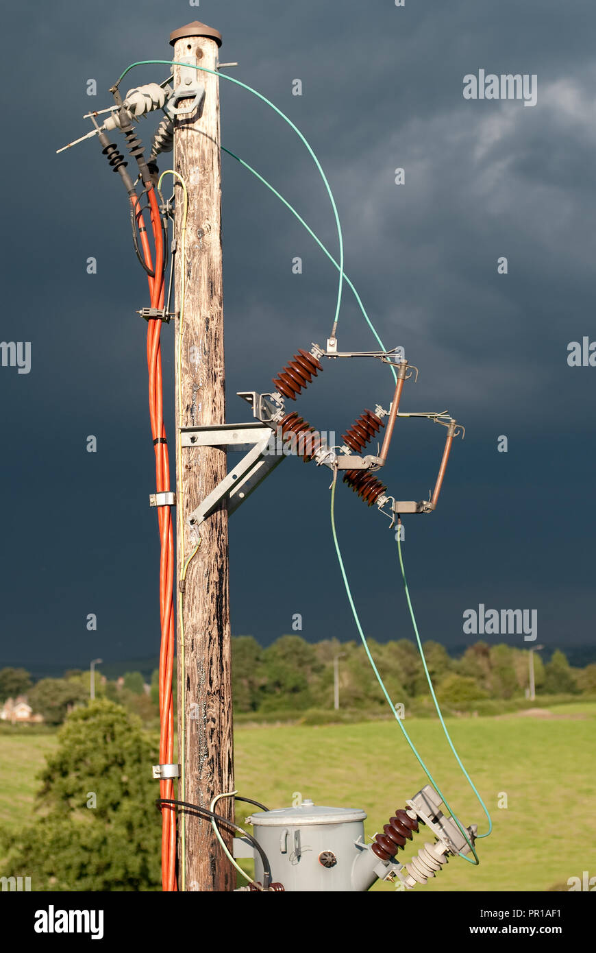 11KV Polo interruttore azionato e il fusibile unità su una fase due pole montato il trasformatore di alimentazione 240V a radio OCM l'installazione. Foto Stock