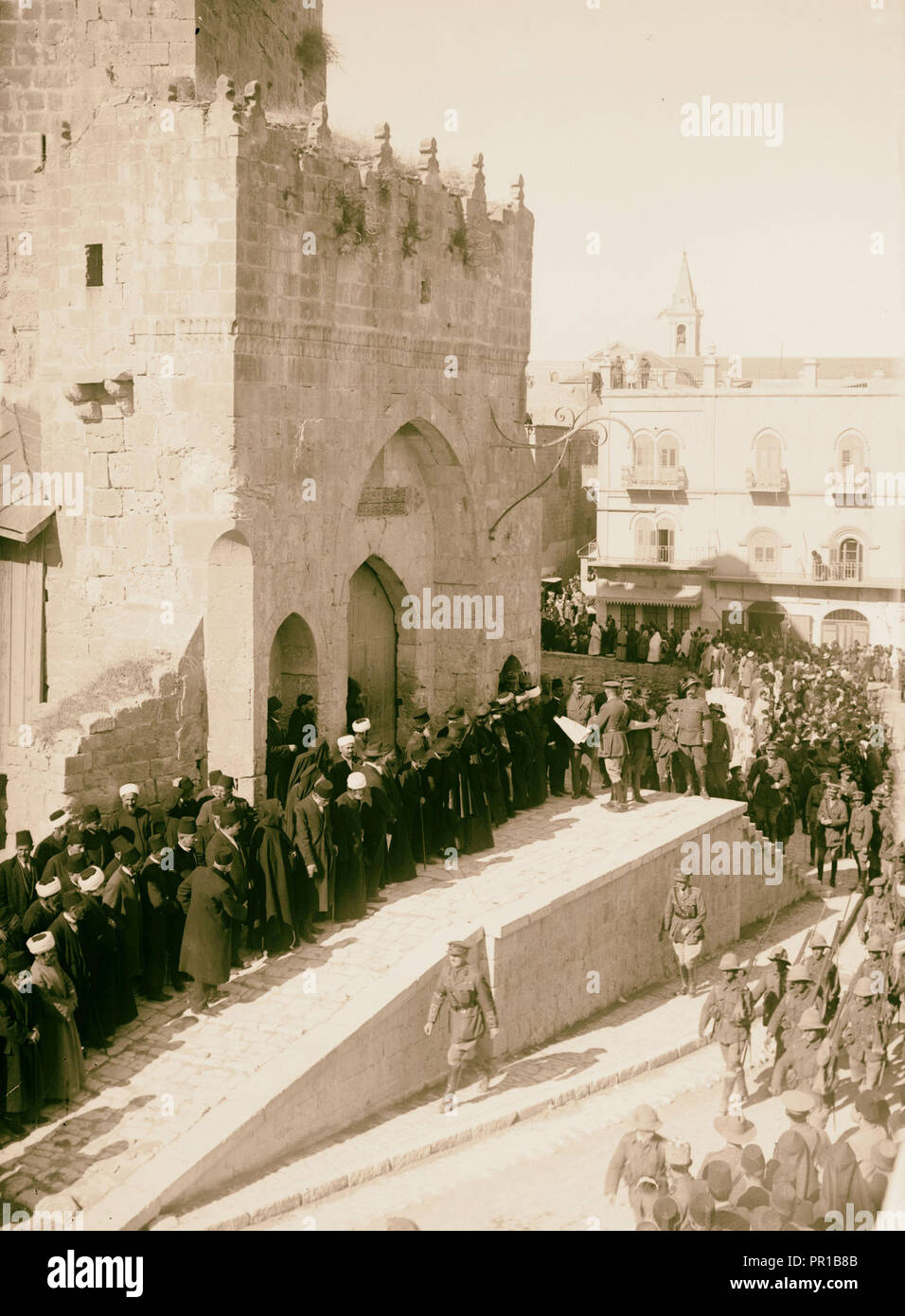 Entrata del maresciallo di campo Allenby, Gerusalemme, Dicembre 11th, 1917 governatore Borton Pasha, distribuendo proclami. 1917 Foto Stock