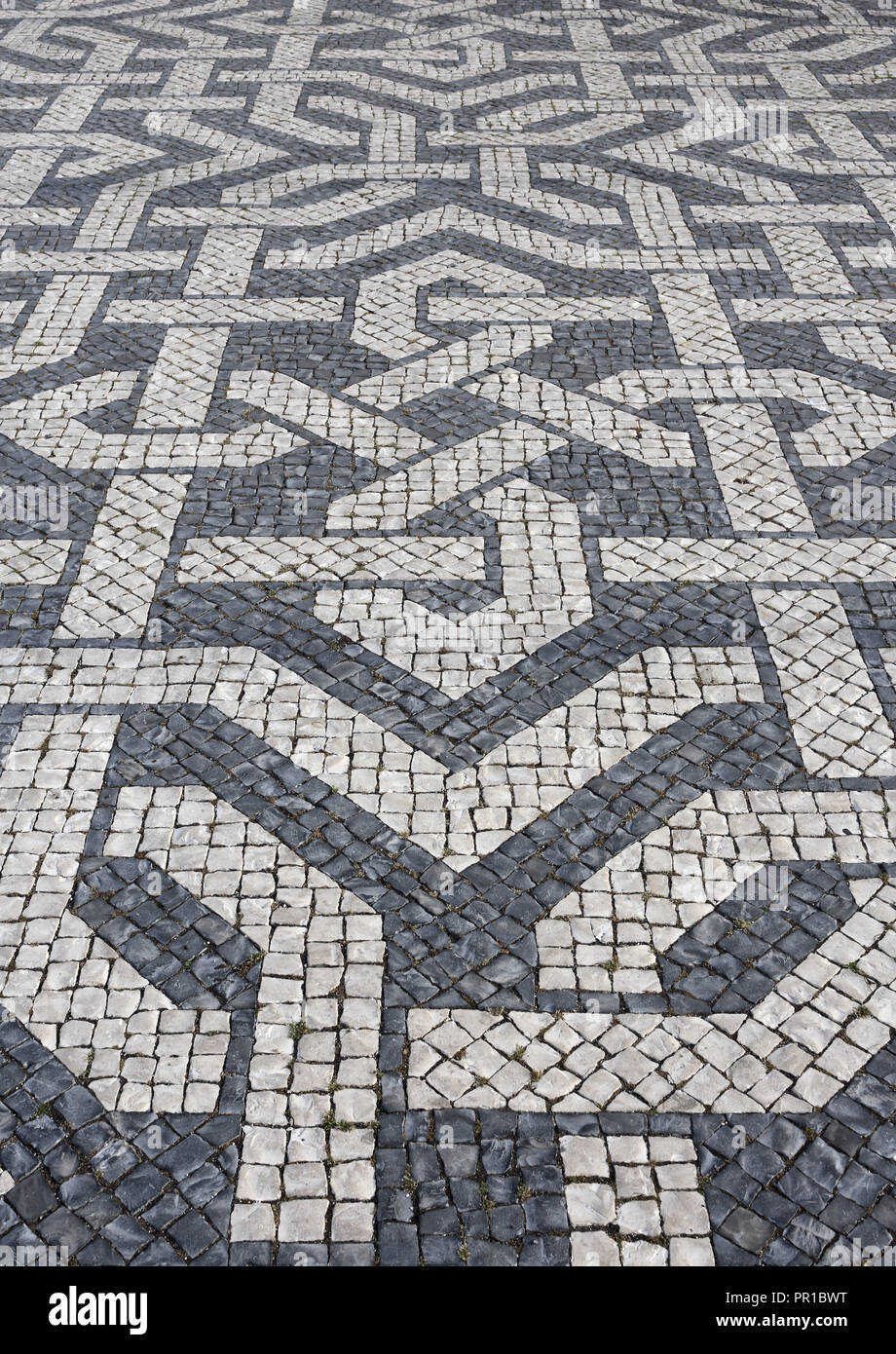 Tipica portoghese bianco e nero mosaico pietra calcada marciapiede - trovati in tutto il Portogallo - Lisbona, Cascais, Guimaraes. Anche in trovata in Brasile. Foto Stock