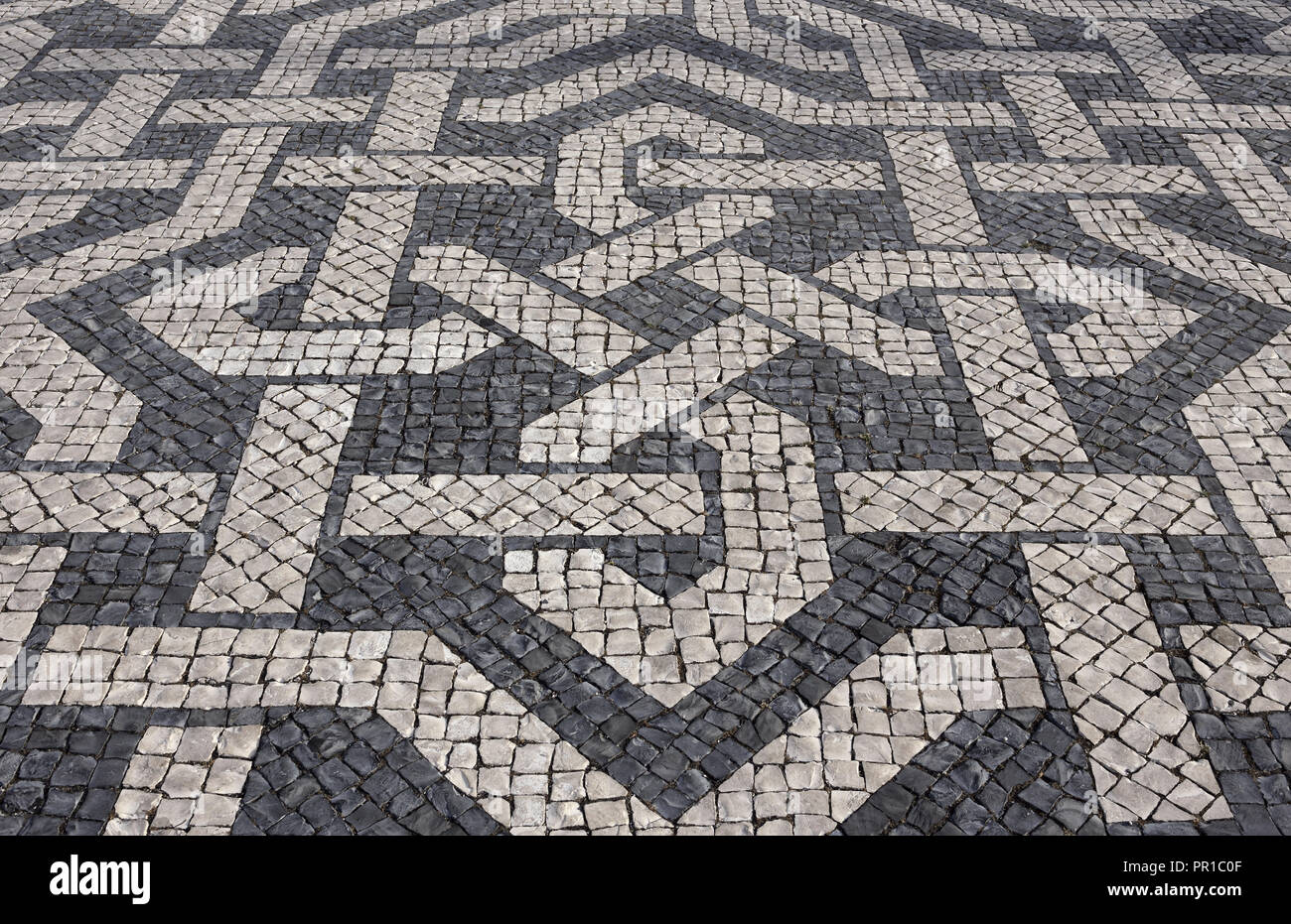 Tipica portoghese bianco e nero mosaico pietra calcada marciapiede - trovati in tutto il Portogallo - Lisbona, Cascais, Guimaraes. Anche in trovata in Brasile. Foto Stock