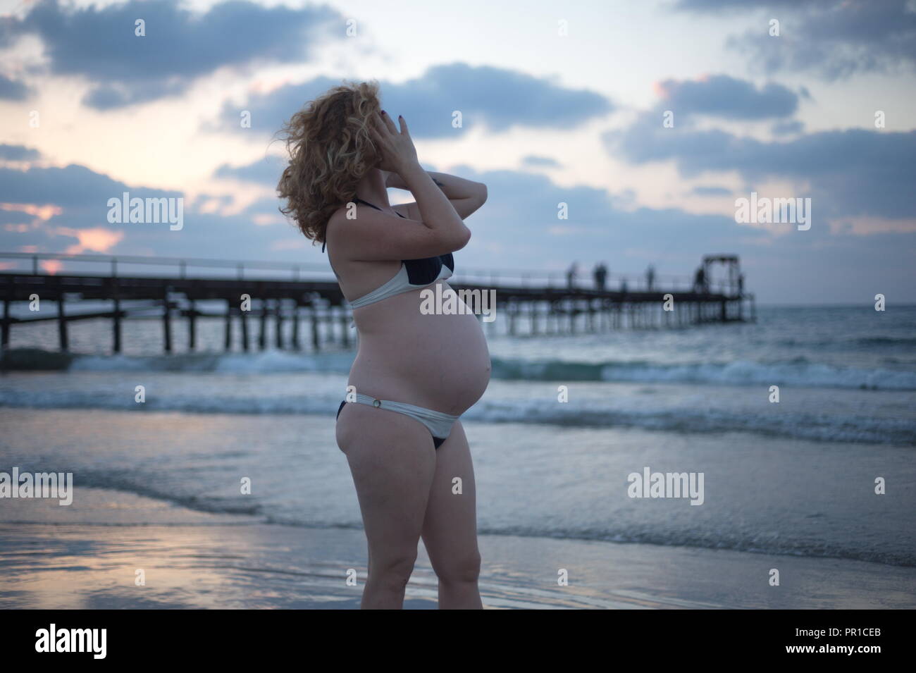 La gravidanza della donna, bikini sulla costa, sul mare Foto Stock